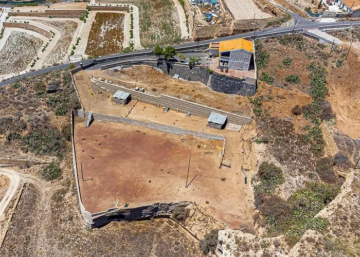 Blanquitos Amazing With 3,000 M2 Of Land Granadilla De Abona